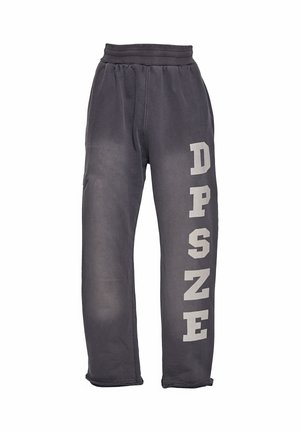 Pantalones deportivos gris oscuro con cintura elástica y grandes letras blancas verticales "DPSNE" impresas en la pierna derecha.