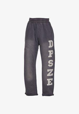 Pantalones deportivos gris oscuro con cintura elástica y grandes letras blancas verticales "DPSNE" impresas en la pierna derecha.