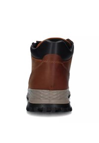 Scarpa da trekking in pelle marrone con un colletto nero, accentuata da una suola intermedia grigia texture e una suola esterna in gomma nera robusta per la trazione.
