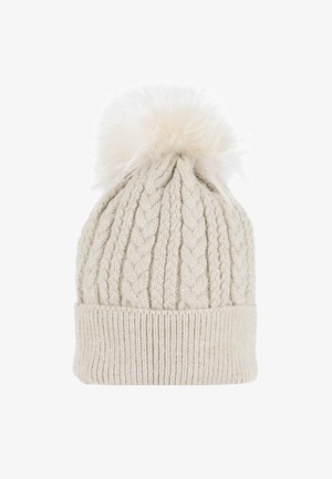 Berretto a maglia cable in crema, realizzato in morbida lana, con un ampio risvolto a coste e un soffice pom-pom bianco sulla cima.
