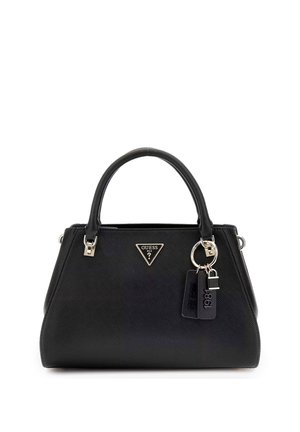 Borsa Guess in pelle nera testurizzata con due manici, logo triangolare in metallo e portachiavi appesi a uno dei manici.