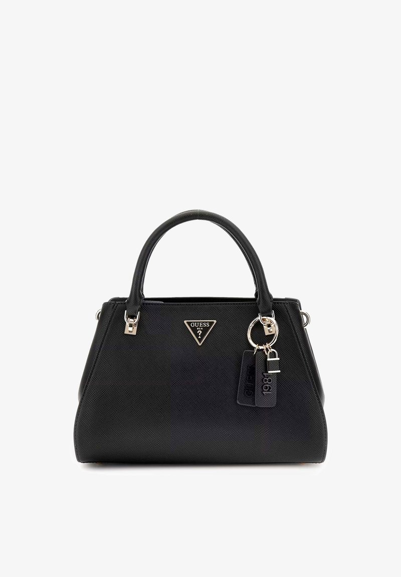 Sac à main Guess en cuir noir texturé avec deux poignées, logo métallique triangulaire et porte-clés suspendus à une poignée.