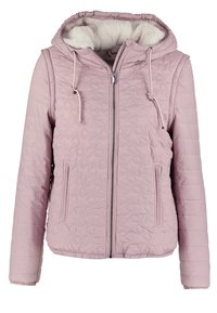 Světle růžová kapucí vybavená bunda s prošívaným designem, zapínáním na zip a fleecovým vnitřkem. Má stahovací šňůrky a boční kapsy.