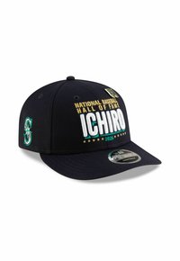 Schwarze Baseballmütze mit gesticktem Text "NATIONAL BASEBALL HALL OF FAME ICHIRO 2025" und einem Logo an der Seite. Text in Weiß, Gold und Türkis.