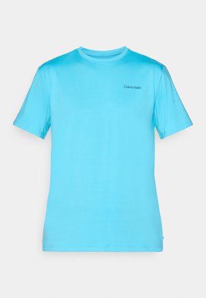 Jasnoniebieski t-shirt z krótkim rękawem, wykonany z gładkiego materiału. Charakteryzuje się okrągłym dekoltem oraz małym czarnym logo na piersi.
