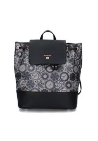 Zaino geométrico nero e grigio con un flap superiore in pelle, spallacci regolabili e dettagli in oro. Finitura testurizzata sul materiale.