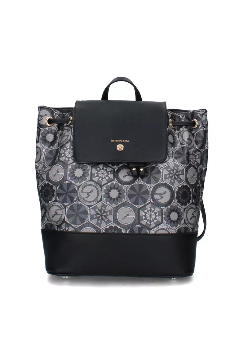 Zaino geométrico nero e grigio con un flap superiore in pelle, spallacci regolabili e dettagli in oro. Finitura testurizzata sul materiale.