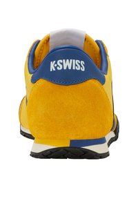 Basket K-Swiss jaune et bleue vue de l'arrière, montrant la texture en daim et la semelle en caoutchouc noir.