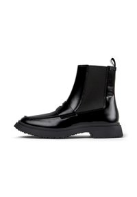 Las botas de tobillo negras presentan un acabado brillante, paneles laterales elásticos y una suela resistente, mostrando un diseño moderno y elegante.