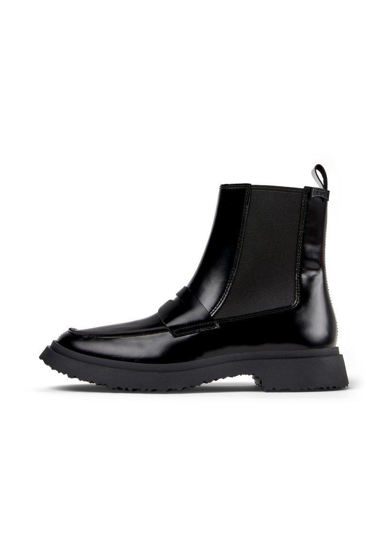 Las botas de tobillo negras presentan un acabado brillante, paneles laterales elásticos y una suela resistente, mostrando un diseño moderno y elegante.