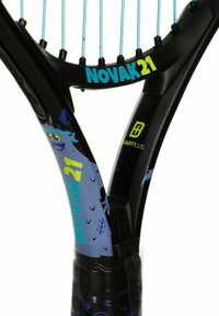 Tennisracket met een zwart frame en blauwe en groene accenten. De hals toont een cartoonmonster en "NOVAK21" in dikke letters.