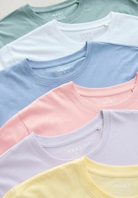 Seši T-krekli ar apaļu kaklu sakrauti ventilatorveidā. Krāsas ir piparmētru zaļa, balta, gaiši zila, rozā, lavandas un dzeltena. Kokvilnas materiāls.