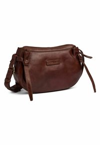 Borsa a tracolla in pelle marrone con forma arrotondata, chiusura con zip e tracolla regolabile. Presenta un logo in rilievo discreto sul davanti.
