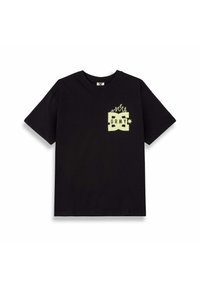 Camiseta negra de manga corta con un gráfico amarillo en el lado izquierdo del pecho que presenta llamas, una estrella y el texto "DC GRMY."