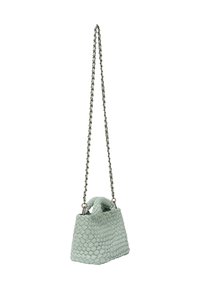 Borsa a tracolla in pelle intrecciata verde menta con un distintivo motivo testurizzato, una tracolla a catena e un manico superiore arrotondato. Forma compatta e angolare.