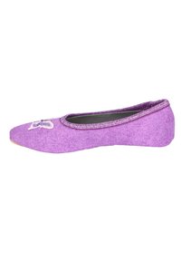Paarse stoffen ballerina met een ronde neus, voorzien van een vlinderborduursel, elastische afwerking en een flexibele zool. Over het geheel een soepele textuur.