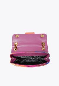 Borsa a tracolla in pelle rosa con accessori in oro e dettagli a catena. L'interno presenta una fodera decorata e un bordo multicolore. Chiusura a patta.