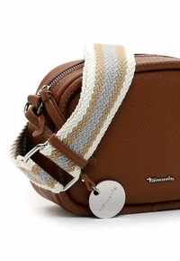 Borsa a tracolla in pelle marrone con una tracolla intrecciata in beige, bianco e grigio. Presenta dettagli in metallo argentato e un'etichetta rotonda con logo. Superficie testurizzata.