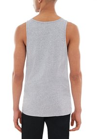 Canotta in cotone grigia con collo rotondo e design senza maniche, caratterizzata da una texture liscia e una vestibilità rilassata.