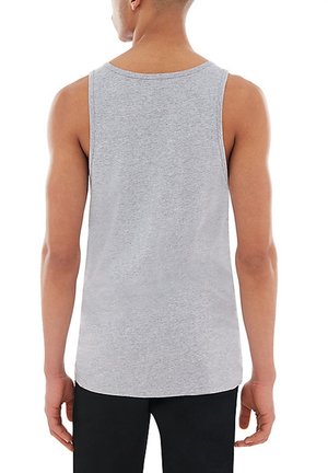 Camiseta sin mangas de algodón gris con un escote redondo, que presenta una textura suave y un corte relajado.