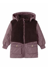 Wattierte Jacke in Mauve mit einem dunkelbraunen Fleeceinsatz, Kapuze, Reißverschluss und zwei vorderen Taschen mit Druckknöpfen. Strukturiertes und gestepptes Design.