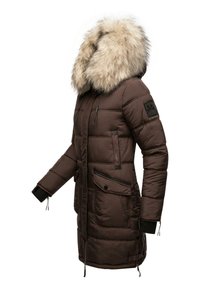 Brun vadderad parka med huva i konstpäls, dragkedja och knappstängning, två framfickor, elastiska manschetter och justerbara dragsnören i midjan.