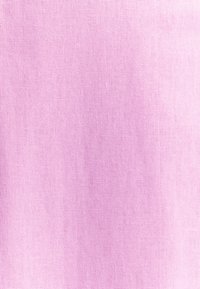 Tessuto rosa chiaro con una fine trama texturizzata. La superficie è liscia con sottili variazioni di tonalità, caratteristiche dei materiali tessuti.
