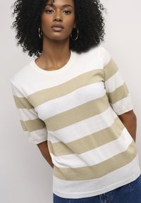 Kremno in bež črtast pulover iz pletenine s kratkimi rokavi in okroglim vratom, z gladko teksturo in sproščenim krojem.