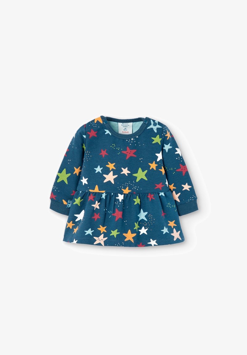 Robe bébé bleu à manches longues avec des motifs d’étoiles colorées en rouge, vert, orange, blanc et bleu clair, avec des boutons sur les coutures des épaules.