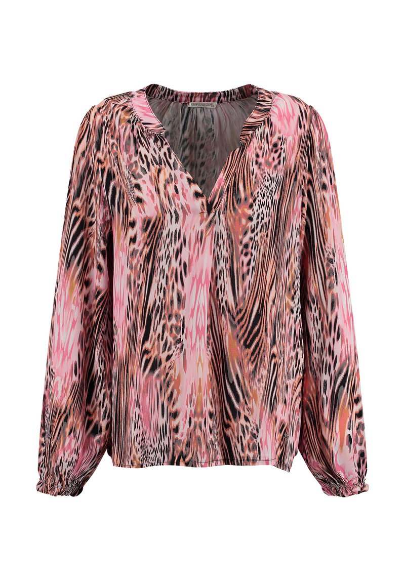 Blusa a maniche lunghe in tessuto satinato con stampa animale rosa, nera e crema, dotata di scollatura a V e polsini arricciati.
