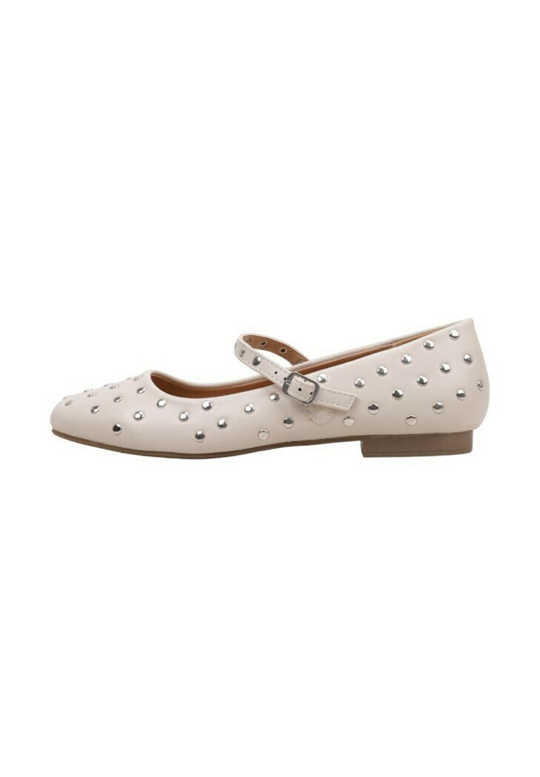 Zapatos planos Mary Jane de cuero blanco con puntera redondeada y tachuelas decorativas de plata. Incluyen una correa ajustable en el tobillo y suela plana.
