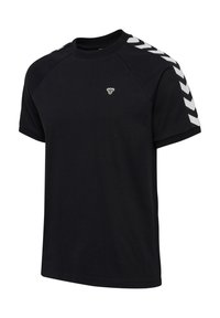 Zwarte T-shirt van katoen met korte mouwen, voorzien van witte chevronstrepen op de schouders en een klein logo op de voorkant.