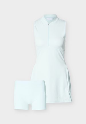 Ærmeløs lyseblå sportskjole med lynlås foran og matchende tætsiddende shorts, designet til atletiske aktiviteter.