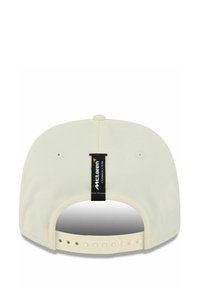 Cremefarbene Baseballmütze mit flachem Schirm, Stofftextur und verstellbarem Snapback. Verfügt über ein McLaren-Logo-Etikett an der Rückseite.