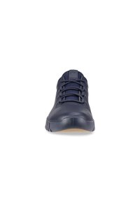 Sneaker in pelle blu navy con punta arrotondata, tomaia strutturata e lacci a contrasto; presenta una suola in gomma con scanalature per una maggiore aderenza.