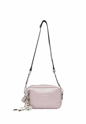 Piccola borsa a tracolla rosa chiaro con tracolla nera regolabile e portachiavi decorativi appesi alla cerniera.