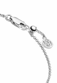 Silver chainarmband med karbinhake, rund pärla och en rund berlock med intrikat bokstedesign, som visar en polerad metallfinish.