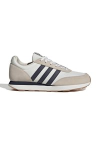 Zapatillas de ante beige y textil con rayas blancas y marinas. Presentan una puntera redondeada, cordones en la parte frontal y una suela de goma.