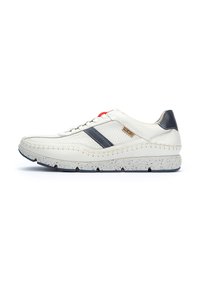 Sneaker bianca in pelle con accenti grigi, pannelli in rete e suola maculata. Presenta cuciture rosse e il logo del marchio sul lato. Design della punta arrotondata.