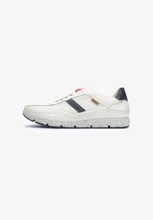 Sneaker bianca in pelle con accenti grigi, pannelli in rete e suola maculata. Presenta cuciture rosse e il logo del marchio sul lato. Design della punta arrotondata.