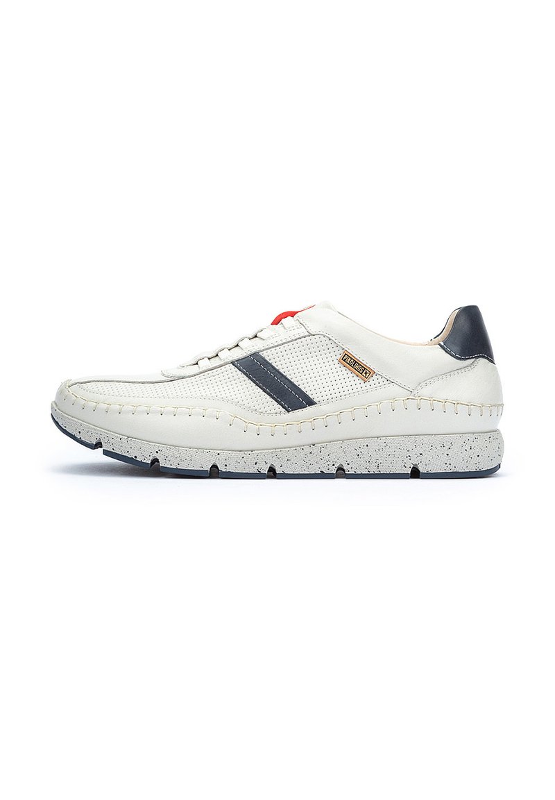 Sneaker bianca in pelle con accenti grigi, pannelli in rete e suola maculata. Presenta cuciture rosse e il logo del marchio sul lato. Design della punta arrotondata.