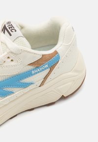 HI-TEC HTS74 SHADOW UNISEX  - Trainers - gardenia/dusk blue/natural/coffee bean