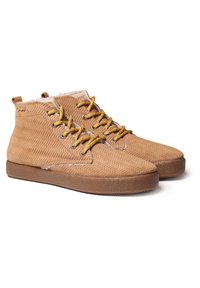 Sneakers alte marroni con trama a spina di pesce, suola in gomma, lacci gialli e rivestimento morbido intorno alla caviglia. Design durevole e casual.