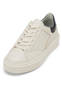Bílé kožené tenisky s kulatou špičkou, smetanovými šňůrkami a texturovanou bílou gumovou podrážkou. Mají černý akcent na patě.