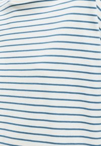 Λευκό ύφασμα με ομοιόμορφα κατανεμημένες οριζόντιες μπλε ρίγες που σχηματίζουν ένα απλό ριγωτό μοτίβο σε μαλακό υφαντό υλικό.