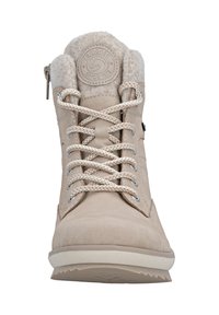 Botín de ante beige hasta el tobillo con forro de piel sintética, puntera redonda, cordones en contraste, ojales de metal y suela de goma con un dibujo texturizado.