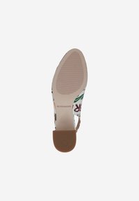 Scarpa con punta aperta caratterizzata da una tomaia decorata con motivi floreali in rosso e verde, una soletta beige e un tacco in gomma marrone.