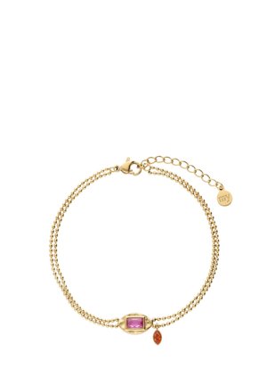 Gouden dubbelketting armband met een rechthoekige roze edelsteen in het midden en een kleine druppelvormige oranje hanger nabij de sluiting.