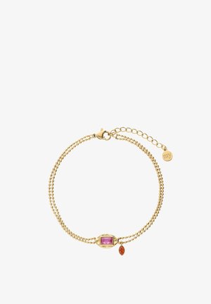 Gouden dubbelketting armband met een rechthoekige roze edelsteen in het midden en een kleine druppelvormige oranje hanger nabij de sluiting.