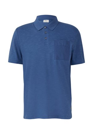 Blauwe polo gemaakt van zachte stof, met een geribbelde kraag, een knoopsluiting met drie knopen en een patch pocket op de linkerborst.